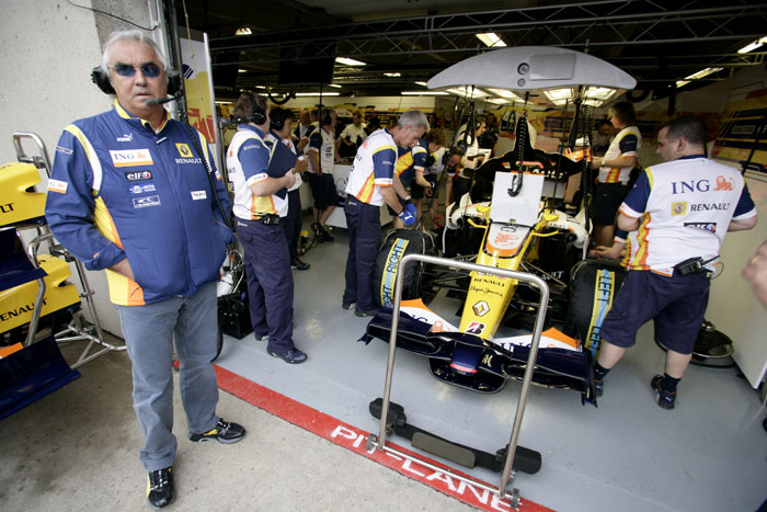 Flavio Briatore, delante del garaje de Renault