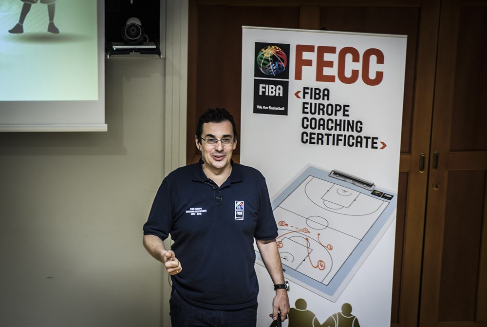 Coach Trunic durante una de las exposiciones en El FIBA Europe Coaching Certificate course