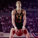 Rick Barry, uno de los mejores jugadores de los 70, lanzando los tiros libres a cuchara