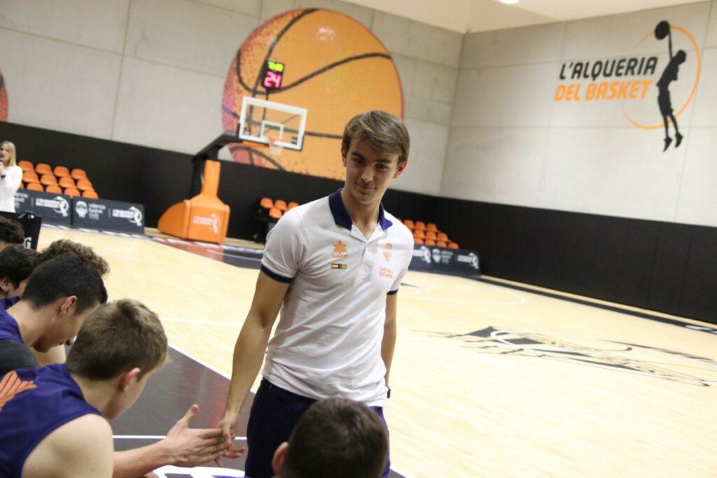 Gonzalo felicita a los jugadores del Cadete A del Valencia Basket