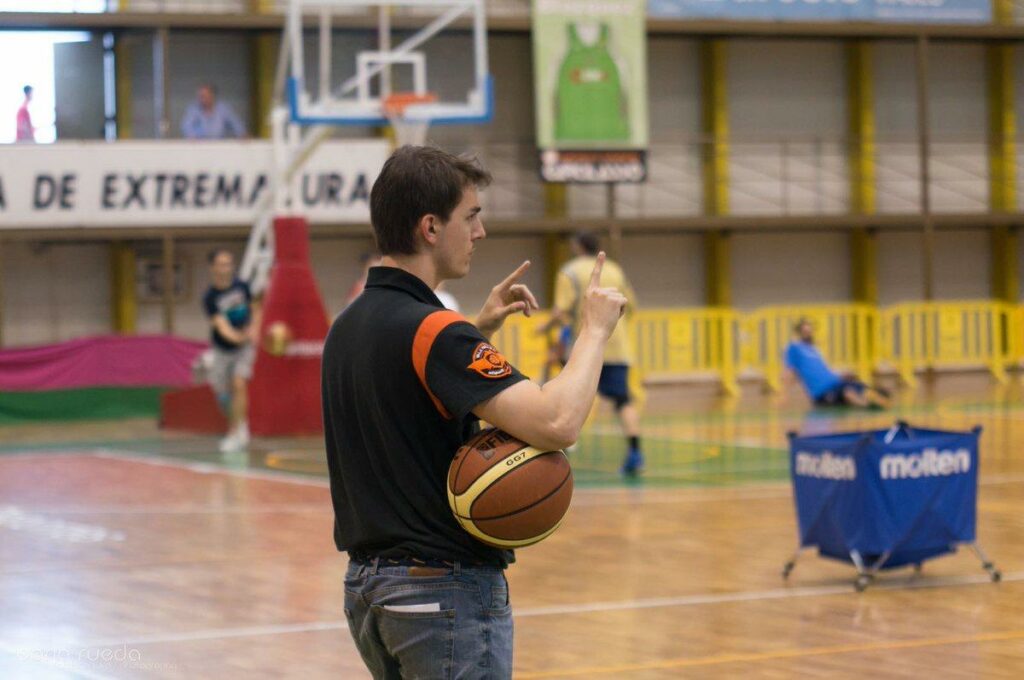 Gonzalo, en su etapa de entrenador ayudante del EBA de Valencia Basket