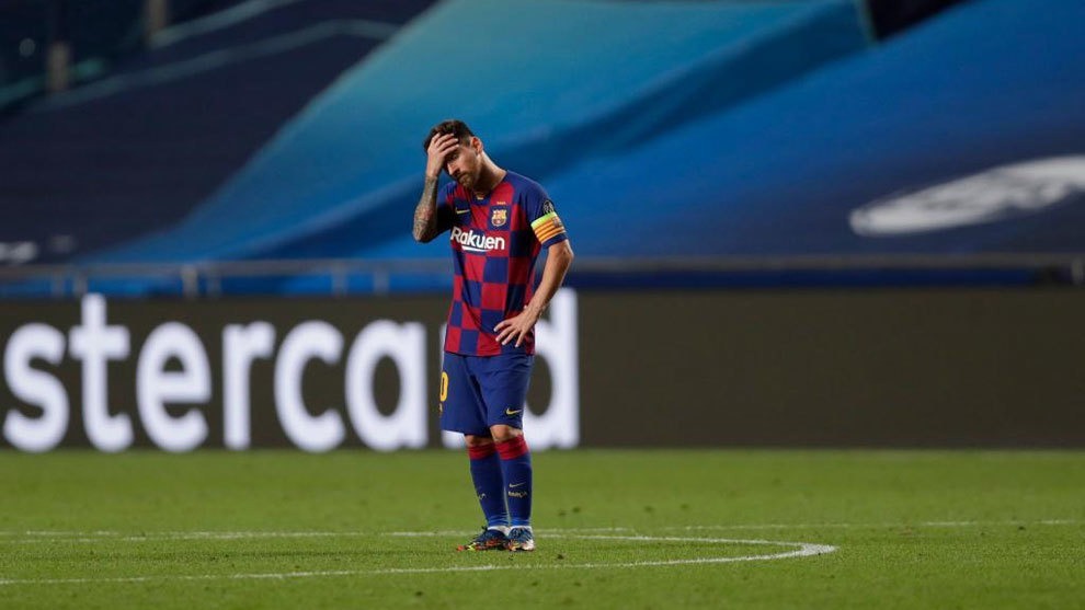 Messi con la mano en la cabeza tras la derrota contra el Bayern de Munich 