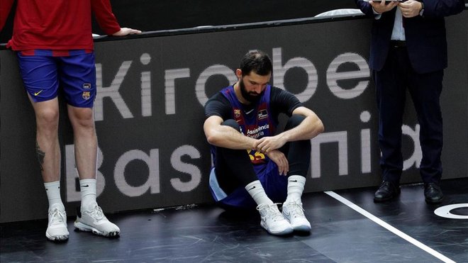 Mirotic desolado en el suelo tras perder la final de la liga ACB