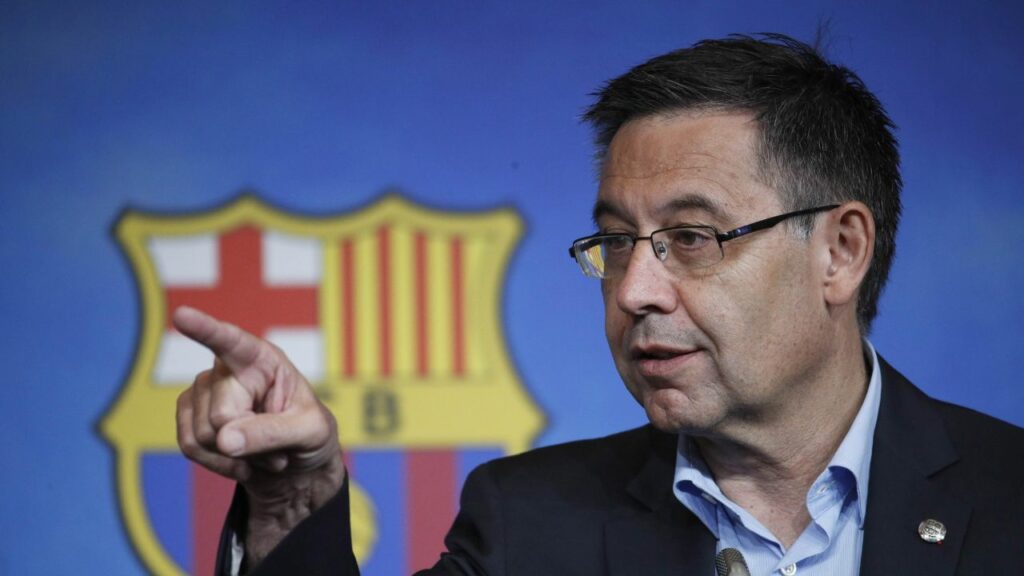 Bertomeu, presidente del F.C. Barcelona señalando con el dedo en una rueda de prensa.