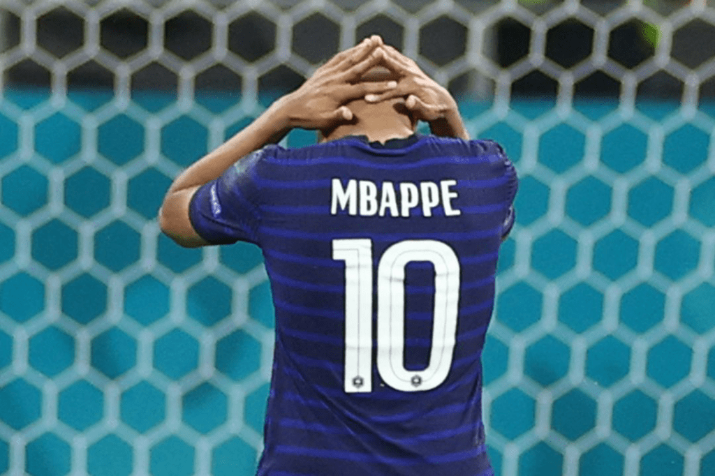 Mbappe tras fallar un penalty frente a millones de espectadores